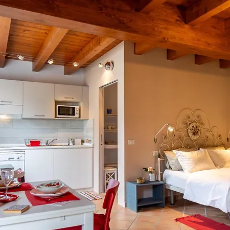 Il Laghello Wood House 农家乐