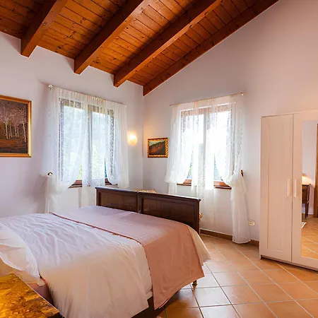 Il Laghello Wood House