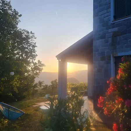 مزرعة للإقامة Il Laghello Wood House