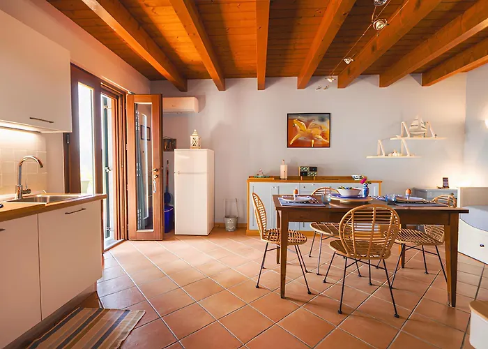 Il Laghello Wood House בית חווה