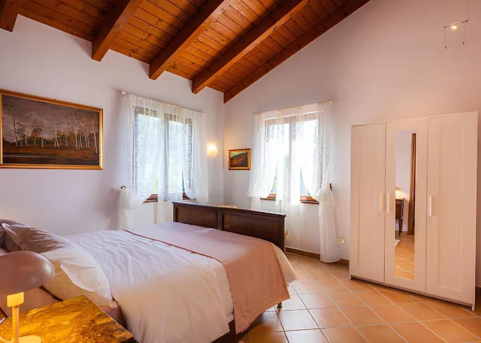 Il Laghello Wood House